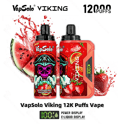 Een promotiefoto voor de VapSolo Viking vape waarop de capaciteit van 12.000 trekjes te zien is. De afbeelding heeft een rood ontwerp met afbeeldingen van aardbeien en watermeloen, een vermogensweergave en een e-liquidniveau-indicator.