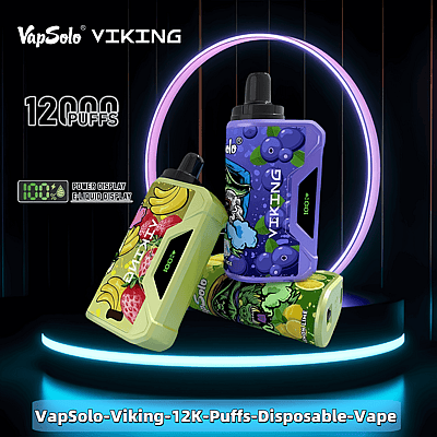 Drie kleurrijke VapSolo Viking wegwerp-vapes met levendige, op fruit geïnspireerde ontwerpen staan tegen een zwarte achtergrond, verlicht door neonverlichting, waardoor de '12.000 Puffs'-functie en digitale displays worden benadrukt.