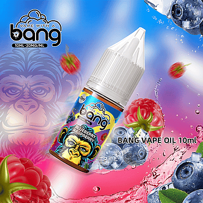 Un anuncio colorido del aceite para vapear Bang, que presenta una botella de 10 ml etiquetada 'Blueberry Raspberry' con un gráfico de mono estilizado, rodeado de representaciones vibrantes de arándanos y frambuesas sobre un fondo violeta-azul dinámico.