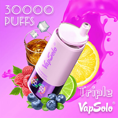 Image promotionnelle pour un appareil VapSolo offrant « 30 000 bouffées », mettant en vedette un vaporisateur cylindrique rose entouré de fruits comme des myrtilles, des framboises, du citron et du citron vert, ainsi qu'un verre de cola et des glaçons, le tout sur un fond rose vif.