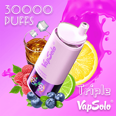 Image promotionnelle pour un appareil VapSolo offrant « 30 000 bouffées », mettant en vedette un vaporisateur cylindrique rose entouré de fruits comme des myrtilles, des framboises, du citron et du citron vert, ainsi qu'un verre de cola et des glaçons, le tout sur un fond rose vif.