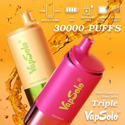 Image promotionnelle présentant deux appareils de vapotage VapSolo aux designs vibrants, étiquetés saveurs « Triple Melon » et « Red Bull », entourés d'éclaboussures de liquide doré dynamiques et de spécifications de produit mettant en évidence 30 000 bouffées, une batterie rechargeable de 650 mAh, une tension de 3,6 V et une technologie de bobine en maille.