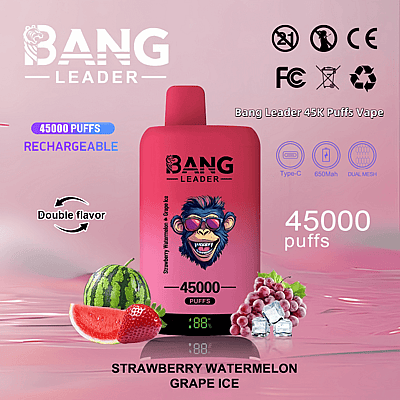 Un'immagine promozionale di uno svapo ricaricabile Bang Leader da 45.000 tiri con doppia opzione di aroma: fragola, anguria e uva ghiacciata, con grafica colorata e dettagli del prodotto su uno sfondo rosa.