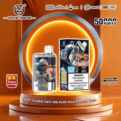 Werbebild, das den UZY Crystal Twin 50K Puffs Dual Flavors Vape mit seiner Verpackung vor einem orangefarbenen Hintergrund zeigt und Funktionen wie die Dual-Mesh-Spule, 40 ml Fassungsvermögen, einen 850 mAh-Akku und einen Typ-C-Ladeanschluss hervorhebt.
