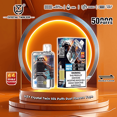 Image promotionnelle de la vape à double saveur UZY Crystal Twin 50k puffs, mettant en valeur ses caractéristiques, notamment une bobine à double maille, une capacité de 40 ml, une batterie de 850 mAh et un port de charge de type C, sur un fond circulaire éclairé orange.