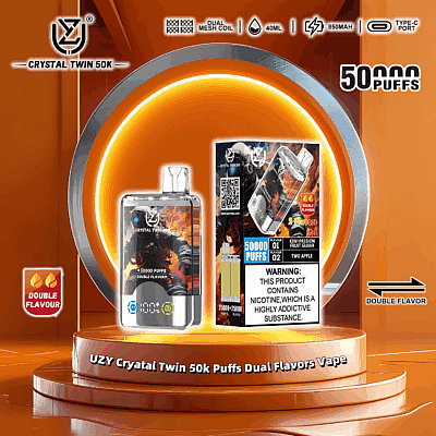 Werbebild des UZY Crystal Twin 50k Puffs Dual Flavors Vape mit einem eleganten Vape-Gerät und einer Verpackung, auf der auf einer orange beleuchteten Bühne zwei Geschmacksrichtungen, Puff-Fähigkeit und Produktspezifikationen angezeigt werden.