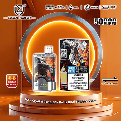 Image promotionnelle de la vape UZY Crystal Twin 50k Puffs Dual Flavors présentant un appareil de vape élégant et un emballage affichant des saveurs doubles, une capacité de bouffée et des spécifications de produit sur une scène éclairée en orange.