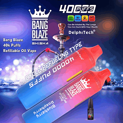 Promotiefoto voor Bang Blaze Shisha met twee kleurrijk ontworpen, navulbare olie-vape-pennen met 40.000 trekjes en een klein flesje met het label 'Blueberry Raspberry'.