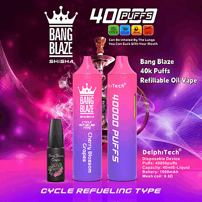 Promotiefoto voor de Bang Blaze Shisha vape met een roze en paars wegwerp-apparaatje met 40.000 trekjes, met het label 'Cherry Blossom Grapes', en een klein flesje kersenbloesem-druivensmaakolie, tegen een levendige roze en paarse achtergrond met productspecificaties.