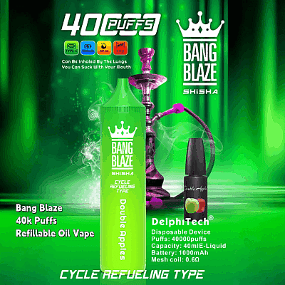Promotiefoto van een Bang Blaze Shisha double apple vape pen in het groen, met reclame voor 40.000 trekjes met cyclische bijvulcyclus, naast een DelphTech-wegwerpapparaat met specificaties zoals een e-liquidcapaciteit van 40 ml en een batterij van 1000 mAh, tegen een levendige groene achtergrond met een traditionele afbeelding van een waterpijp en fruit.