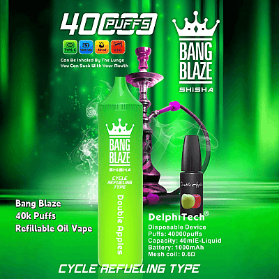 Promotiefoto van een Bang Blaze Shisha double apple vape pen in het groen, met reclame voor 40.000 trekjes met cyclische bijvulcyclus, naast een DelphTech-wegwerpapparaat met specificaties zoals een e-liquidcapaciteit van 40 ml en een batterij van 1000 mAh, tegen een levendige groene achtergrond met een traditionele afbeelding van een waterpijp en fruit.