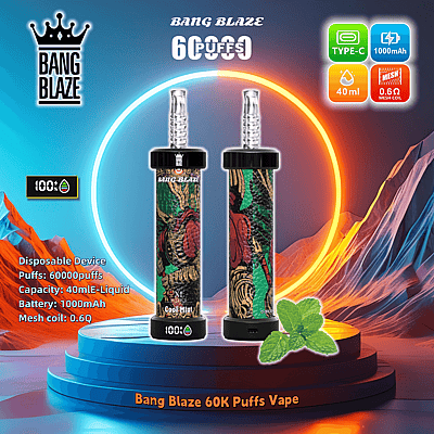 Imagem promocional do Bang Blaze 60K Puffs Vape apresentando dois dispositivos descartáveis com sabor de menta fresca com 60.000 tragadas, capacidade para 40 ml de líquido, bateria de 1.000 mAh, bobina de malha de 0,6 Ω e carregamento Tipo C, em um cenário de montanhas coloridas.