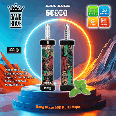 Werbebild für Bang Blaze 60K Puffs Vape, das zwei Einweg-Vape-Geräte mit farbenfrohen Designs auf einem stilisierten Hintergrund zeigt und Funktionen wie 60.000 Züge, 40 ml E-Liquid-Kapazität, 1.000 mAh-Akku und 0,6 Ω-Mesh-Spule hervorhebt, neben visuellen Symbolen für Typ-C-Laden und Cool-Mint-Geschmack.