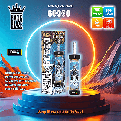 Anúncio do vaporizador descartável Bang Blaze de 60.000 puffs com sabor Blue Razz, apresentando um design com um gráfico de guerreiro ornamentado, bateria de 1000 mAh, capacidade de e-líquido de 40 ml e uma bobina de malha de 0,6 Ω, com ícones visuais representando essas características e um rótulo de advertência de nicotina.
