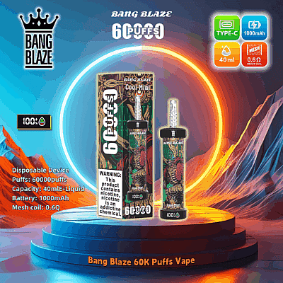 Werbebild für Bang Blaze 60K Puffs Vape, ein Einweggerät mit Cool Mint-Geschmack, Spezifikationen einschließlich 60.000 Zügen, 40 ml E-Liquid-Kapazität, 1.000 mAh-Akku und einer 0,6 Ω-Netzspule, vor einem stilisierten Hintergrund mit Markenlogo und Produktverpackungsdetails.