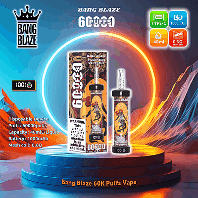 Werbung für Bang Blaze 60K Puffs Vape mit Pfirsich-Mango-Wassermelonen-Geschmack und Spezifikationen wie 40 ml E-Liquid-Kapazität, 1000 mAh-Akku, 0,6 Ω-Netzspule und Typ-C-Laden vor einem stilisierten runden Display mit Markenelementen und einer deutlichen Nikotinwarnung.