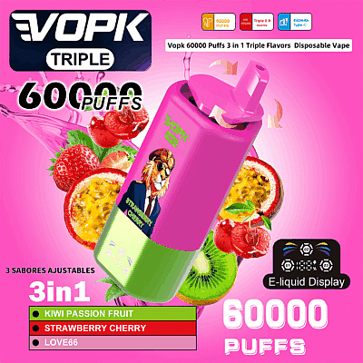 Immagine promozionale della sigaretta elettronica usa e getta VOPK TRIPLE 60000 Puffs con un design rosa e verde audace, un leone in tenuta da aviatore, testo che evidenzia tre gusti regolabili (Kiwi Passion Fruit, Strawberry Cherry e Love66) e sottolinea caratteristiche chiave come l'ampia capacità di tiro e l'esposizione del liquido elettronico.