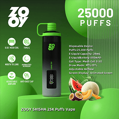 Publicidad de ZOOY SHISHA 25K Puffs Vape que presenta un dispositivo de vapeo desechable con 25,000 bocanadas, capacidad de e-líquido de 28 ml, batería de 650 mAh y bobina de malla de 0.5 Ω, que se muestra sobre un fondo verde con imágenes de frutas mixtas y características destacadas como carga tipo C, modos de inhalación de boca a pulmón y directo a pulmón, flujo de aire ajustable, tapa antipolvo y pantalla animada.
