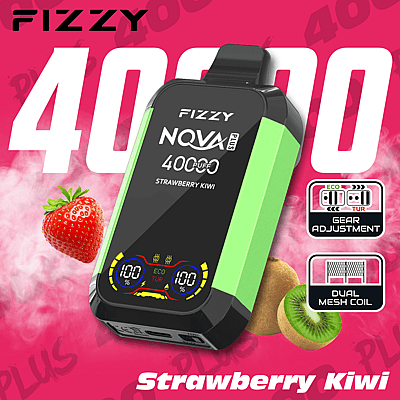 Werbebild für das Vaping-Gerät Fizzy NOVA Plus mit Erdbeer-Kiwi-Geschmack mit kompaktem Design, digitalem Bildschirm und anpassbaren Einstellungen, umgeben von Nebel- und Fruchtgrafiken auf rosa Hintergrund.