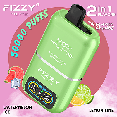 Een promotiefoto voor de Fizzy Twins vape met een groen rechthoekig apparaat, waarop reclame wordt gemaakt voor 50.000 trekjes met twee verwisselbare smaken: watermeloenijs en citroenlimoen, vergezeld door de bijbehorende afbeeldingen op een roze achtergrond.