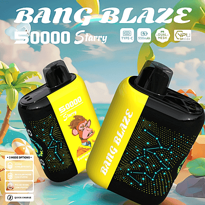 Promotiefoto met twee zwart-gele vape-apparaten met het label 'Bang Blaze 50000 Starry' tegen de achtergrond van een tropisch strand met palmbomen en een heldere lucht.