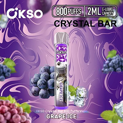 Imagem promocional do OKSO Crystal Bar mostrando um dispositivo de vaporização com sabor de gelo de uva, com capacidade para 800 tragadas e 2 ml de e-líquido, cercado por uvas e cubos de gelo em um fundo roxo.