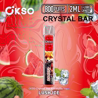Imagem promocional do OKSO Crystal Bar apresentando o sabor Lush Ice, com fatias de melancia, cubos de gelo e detalhes da marca, como 800 tragadas e capacidade de 2 ml de e-líquido, sobre um fundo vermelho.