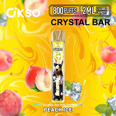 Imagem promocional apresentando o dispositivo de vaporização com sabor de pêssego e gelo OKSO Crystal Bar, com destaques de 800 tragadas, capacidade de e-líquido de 2 ml, um fundo amarelo vibrante, frutas de pêssego e cubos de gelo para ilustrar o tema do sabor.