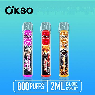 Três dispositivos de vaporização com sabor da marca OKSO, rotulados como Strawberry Ice, Lush Ice e Tiger Blood, exibidos em um fundo azul gradiente com especificações do produto indicando 800 tragadas e capacidade de e-líquido de 2 ml.