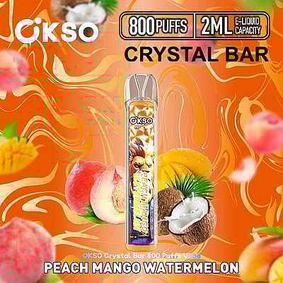 Imagem promocional do vaporizador OKSO Crystal Bar com 800 tragadas, com sabor de pêssego, manga e melancia sobre um fundo vibrante com tema de laranja e frutas.
