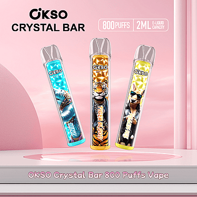 Imagem promocional mostrando três dispositivos de vaporização OKSO Crystal Bar, cada um com designs artísticos coloridos e rotulados com nomes de sabores: Mint Ice, Tiger Blood e Peach Ice, junto com texto destacando 800 tragadas e capacidade de e-líquido de 2 ml.