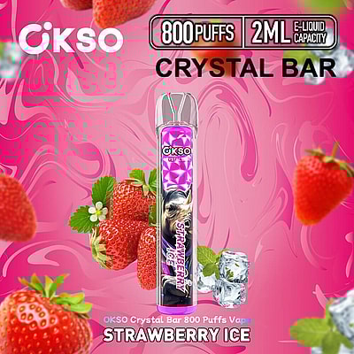 Imagem promocional do dispositivo de vaporização OKSO Crystal Bar com sabor Strawberry Ice, com morangos e cubos de gelo em um fundo rosa espiralado com especificações do produto de 800 tragadas e capacidade de e-líquido de 2 ml.