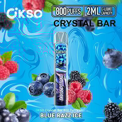 Imagem promocional do sabor de vaporizador OKSO Crystal Bar Blue Razz Ice, apresentando o produto e imagens de mirtilos, framboesas e amoras sobre um fundo azul, destacando a capacidade de 800 tragadas e 2 ml de e-líquido.