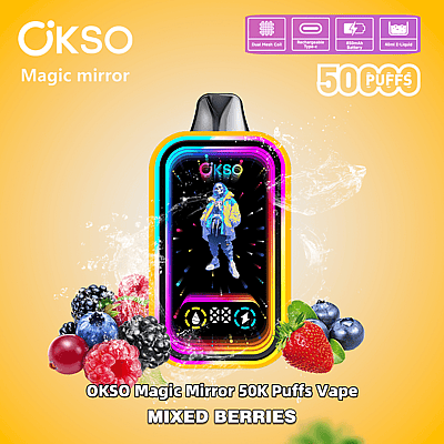 Reklambild för OKSO Magic Mirror vape som visar enheten med ett färgglatt designtema, omgiven av blandade bär som jordgubbar, björnbär och blåbär mot en gul tonad bakgrund, med framhävning av produktfunktioner som 50 000 bloss och dual mesh-coilteknik.
