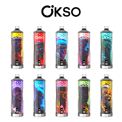 Ett urval av tio färgglada cylindriska flaskor från OKSO, var och en med dynamiska grafiska mönster i olika livfulla färger, arrangerade i två rader under OKSO-logotypen.