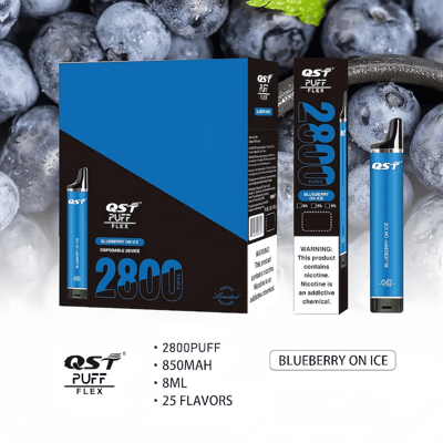 Un dispositivo per svapare monouso etichettato "Blueberry on Ice" con 2800 tiri, batteria da 850 mAh, capacità di 8 ml e 25 gusti disponibili. La confezione del prodotto riporta il marchio "QST PUFF FLEX".