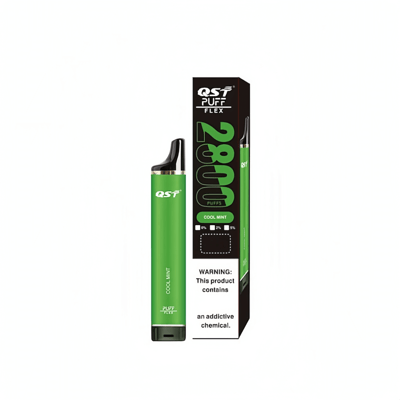 Un dispositivo per svapare usa e getta verde con il marchio "QST Puff Flex", etichettato "2800 puffs" e "Cool Mint", insieme a una scatola nera e verde con un avviso sulle sostanze chimiche che creano dipendenza.