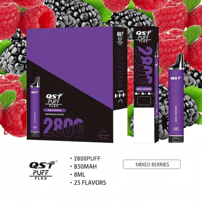 Una scatola di un dispositivo per lo svapo viola e nero con l'etichetta "QST Puff Flex", contenente il gusto "Mixed Berries", 2800 tiri, batteria da 850 mAh e capacità di 8 ml, circondata da immagini di lamponi e more.