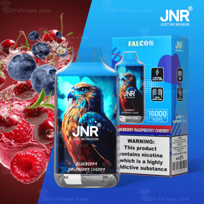 Produit de vapotage JNR au goût de myrtille, framboise et cerise, avec une illustration de faucon sur le flacon, affiché à côté de son emballage avec des détails tels que 16 000 bouffées, une batterie de 850 mAh et un avertissement concernant la nicotine.