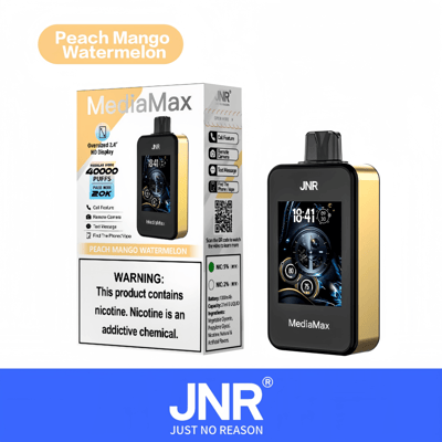 Een productdisplay voor een JNR MediaMax-vapingapparaat met een doos waarop functies als een 2,4" HD-scherm en de smaak Peach Mango Watermelon te zien zijn.