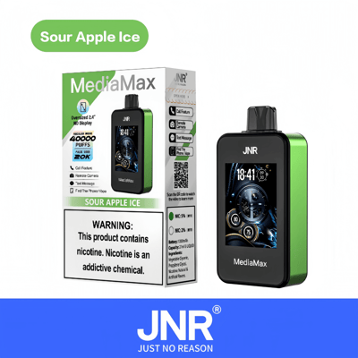 Een vape-apparaat met verpakking met het label "MediaMax, Sour Apple Ice" met een groot display. Waarschuwingslabel geeft nicotinegehalte aan. Merknaam "JNR, Just No Reason" wordt hieronder weergegeven.