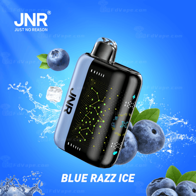 Um dispositivo de vaporização com o rótulo "JNR" e sabor "Blue Razz Ice", cercado por mirtilos e cubos de gelo em um fundo azul.
