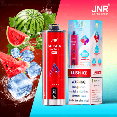 Rood vape-apparaat met "JNR SHISHA hookah MAX"-merk, vergezeld van een doos met productdetails. Watermeloenschijfjes en ijsblokjes zijn afgebeeld op de achtergrond, wat suggereert dat het een "Lush Ice"-smaak is. Waarschuwingslabel geeft nicotinegehalte aan.