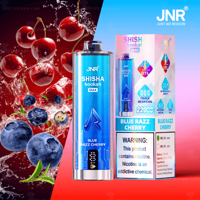 Afbeelding van een JNR Shisha Hookah Max vape in Blue Razz Cherry-smaak, met een achtergrond van kersen en bosbessen. De verpakking bevat verschillende specificaties en een waarschuwing over het nicotinegehalte.