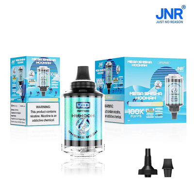 Produit de narguilé jetable avec une finition métallique étiquetée « MEGA SHISHA HOOKAH », un emballage indiquant « 100K PUFFS » et des composants supplémentaires, présentés à côté de boîtes de produits bleues avec la marque « JNR » et des étiquettes d'avertissement concernant la nicotine.