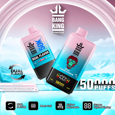 Image promotionnelle pour l'appareil de vapotage à double saveur Bang King avec les saveurs Red Bull et Blueberry Watermelon, montrant un compteur de bouffées numérique et un flux d'air réglable sur fond de paysage hivernal, mettant l'accent sur la capacité de 50 000 bouffées et la technologie de bobine en maille.