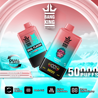 Conception promotionnelle pour un produit de vapotage à double saveur, « Bang King » de DelphTech, comprenant des saveurs de glace à la myrtille et de glace à la pêche avec une capacité de 50 000 bouffées, affiché avec un écran numérique et des fonctions de flux d'air réglables sur un fond glacé stylisé.