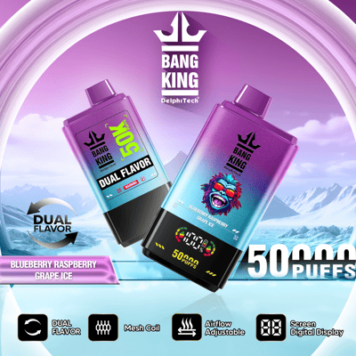 Image promotionnelle pour la vape jetable Bang King, mettant en valeur des caractéristiques telles que des saveurs doubles (myrtille, framboise et raisin glacé), une bobine en maille, un flux d'air réglable, un affichage numérique et une capacité de 50 000 bouffées, sur un fond violet et bleu sur le thème de la glace.