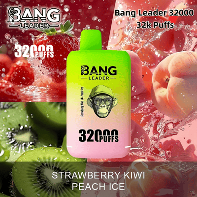 Un'immagine promozionale che mostra il dispositivo per svapare Bang Leader con un aroma etichettato come Strawberry Kiwi Peach Ice e una capacità di 32.000 tiri. Lo sfondo presenta immagini vivaci di fragole, kiwi e pesche in acqua.