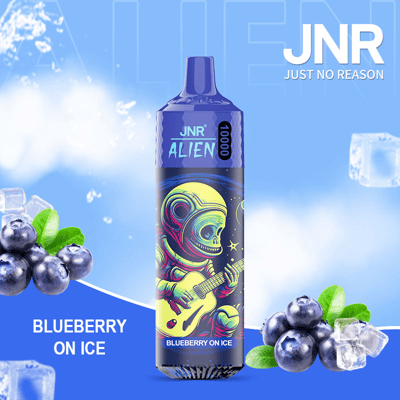 Un appareil de vapotage coloré étiqueté « JNR Alien 10000 » avec un design extraterrestre psychédélique jouant de la guitare, sur un fond bleu avec des myrtilles flottantes et des glaçons, et la saveur « Blueberry on Ice » bien en évidence.